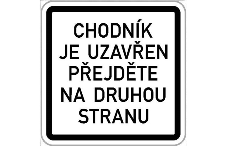 Dodatková tabule - Chodník je uzavřen přejděte na druhou stranu