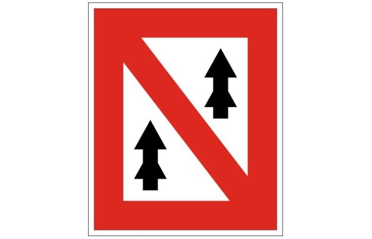 Plavební znak A3 - Zákaz vzájemného předjíždění sestav