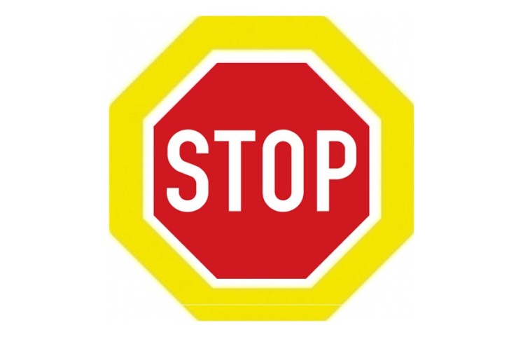 Dopravní značka P6 - Stůj, dej přednost v jízdě!, zvýrazněná